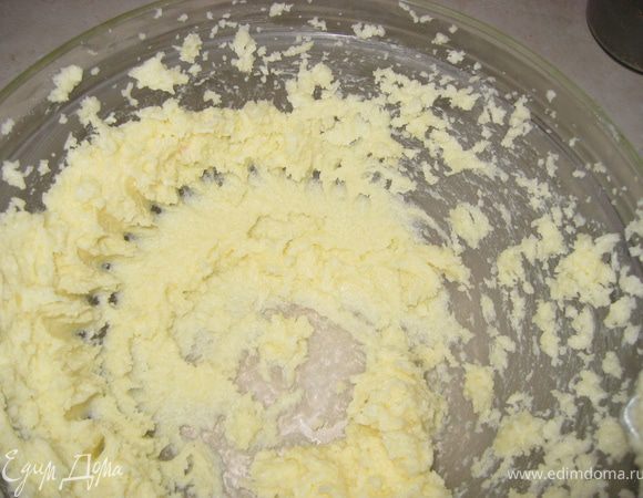 Готовим тесто:
сахар взбиваем с маслом.