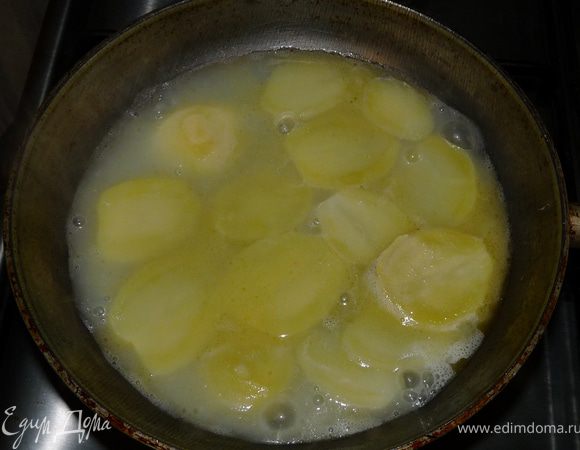 Нарезать кружочками картофель и  поставить картофель вариться в воду со сливочным маслом на 3-4 минуты
