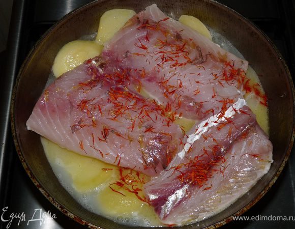 Филе судака разделить на 3 куска, добавить к картофелю и затем присыпать шафраном, залить вином и поставить на 10 минут на медленный огонь.

