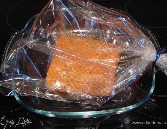 Положить шкуркой вниз. Посолить, поперчить, смзать оливковм маслом и упаковать в рукав для запекания.
Запекать в духовке, разогретой до 220℃ в течение 20 минут. 