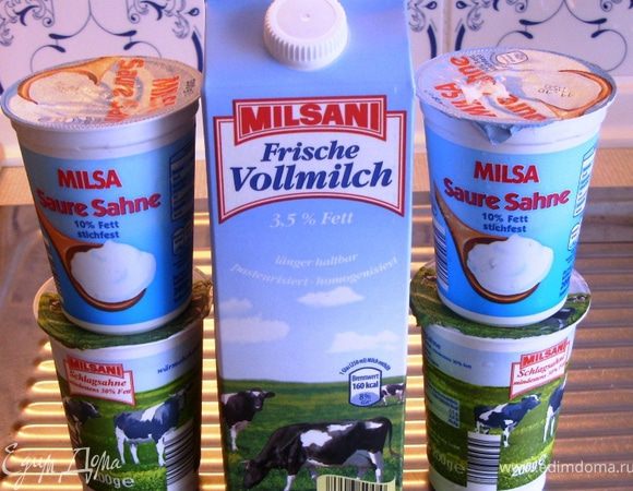 Смешать в эмалированной кастрюле молоко, кислые сливки (сметану) и 400 мл свежих сливок.