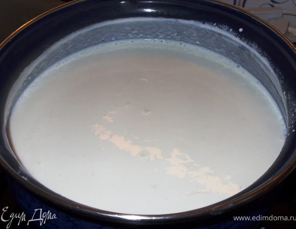 Постоянно помешивая и постепенно вводя лимонный сок, нагревать смесь на маленьком огне до 75 градусов (до первых пузырьков) примерно 10 минут (до образования творожка и сыворотки).