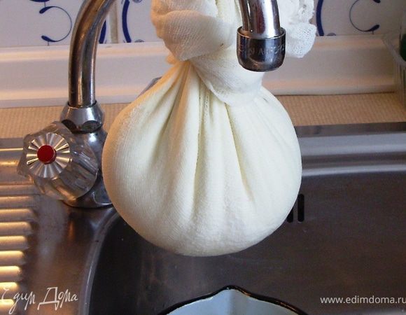 Аккуратно собрать марлю, завязать вокруг творожка (как мешочек) и подвесить над какой-нибудь ёмкостью для сбора сыворотки на 45-60 минут.