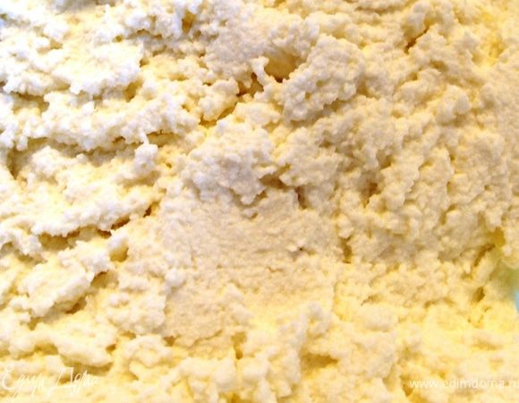 Развязать марлю и переложить из неё сметанно-сливочный творожок в дозочку. Поставить её в холодильник на 1 час. 