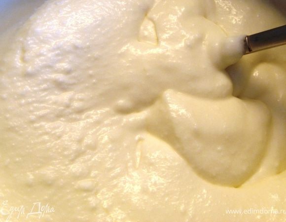 В творожок добавить 200 мл. свежих  сливок и миндальную эссенцию и хорошо взбить блендером, до исчезновения творожных частиц. Готовый крем убрать в холодильник и использовать в ближайшие 3 дня.