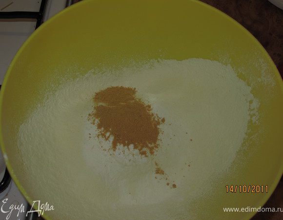 Просеять муку, смешать её с имбирём, содой, разрыхлителем и солью.