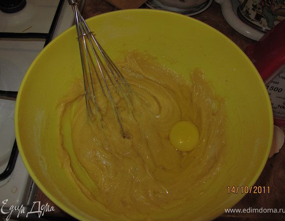 Соединить смесь с мукой. Добавить молоко и перемешать. Добавить яйцо и перемешать.