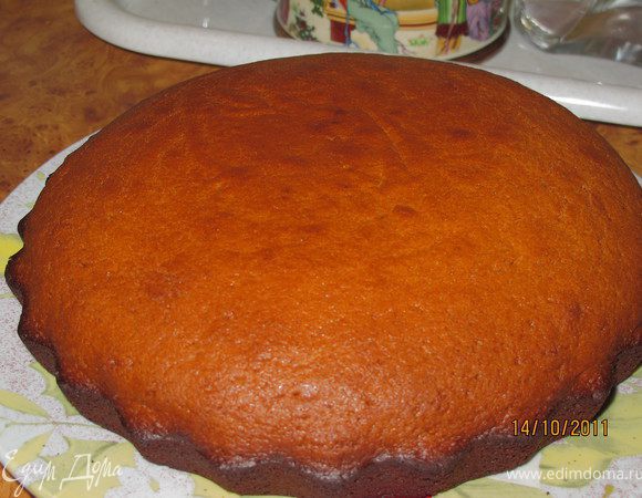 Достать из духовки. Посыпать сахарной пудрой. И подавать с шариком мороженого или взбить сметану с сахаром и полить пирог.