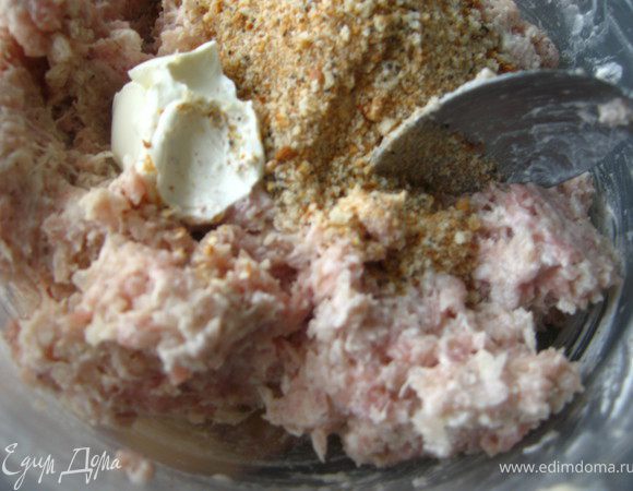 Делаем фарш: мясо пропустить через мясорубку с луком(70гр). Посолить, добавить черный перец, мускат, сметану и молотые сухари. Хорошо вымесить.