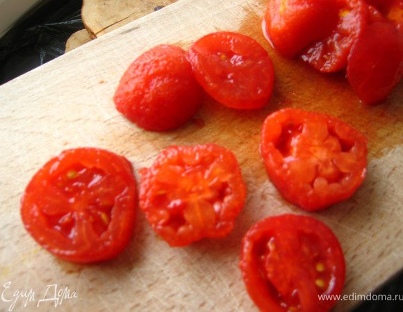 Помидоры залить кипятком на 10 минут, очистить от кожуры, порезать колечками