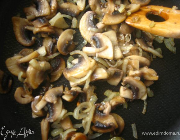  оставшийся лук порезать соломкой, Шампиньоны пластинками и пожарить с 1ст.л. оливкового масла. посолить по вкусу.