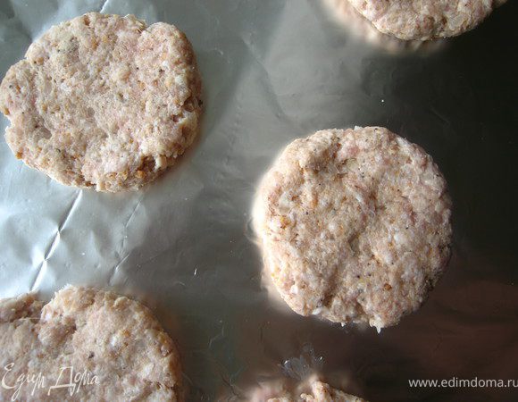 Формируем наши пироженки: противень застилаем фольгой ( можно обойтись без нее, я это делаю исключительно из-за лени,чтобы не мыть противень).Делим фарш на 6 частей.Скатываем шарики и разминаем в лепешки.