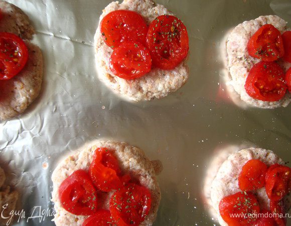 Выкладываем помидорки, посыпаем базиликом, чуть присолить.