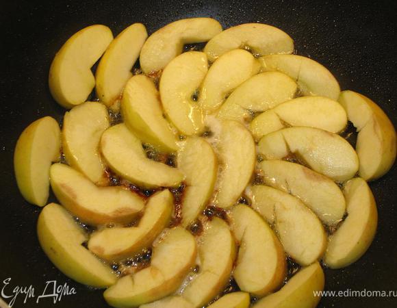 Очистить яблоки от семенных коробочек и нарезать дольками. На сковороде разогреть сливочное и растительное масло. Поджарить яблоки с двух сторон до золотистой корочки.