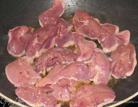 Куриную печень залить молоком, оставить на 20 минут. Обсушить, обжарить на том же масле, где жарились яблоки до полуготовности.