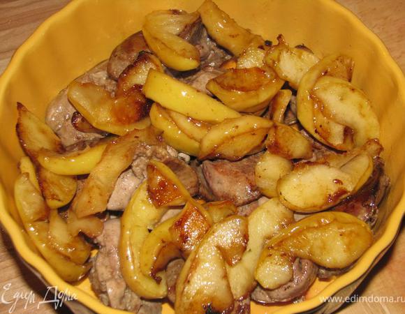 Выложить печень в жароупорную посуду, посолить, поперчить, сверху выложить яблоки.