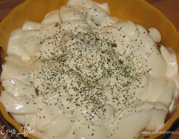 Залить сметаной и присыпать сушеной петрушкой. Выпекать  15 минут при 190.