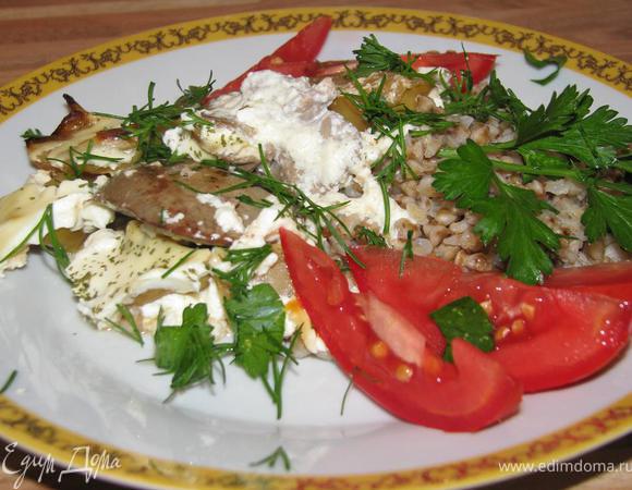 Подавать с вареной гречкой и овощами, присыпав все зеленью. Приятненького)