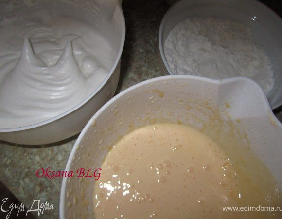 Белки отделить от желтков. Взбить белки, добавить 2,5 ст. л. сахара, взбивать до устойчивых пиков.
Желтки взбить с 2,5 ст.л. сахара.
Муку, крахмал, разрыхлитель смешать и просеять.