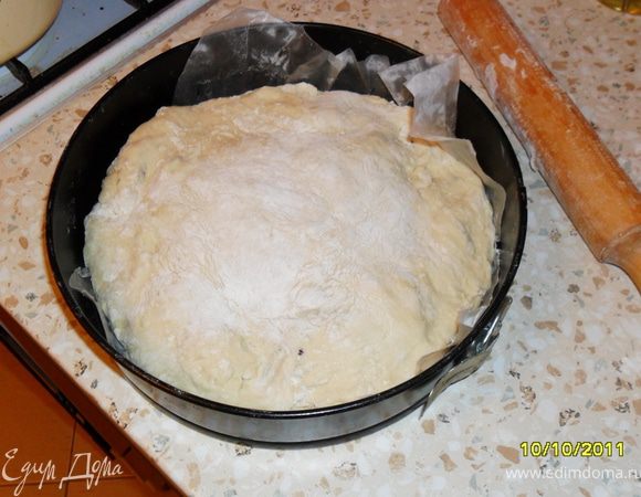 Из муки, 2 яиц и молока замешиваем тесто. Делим его на 2 части - 40 и 60%. Ставим его в холод на 40 минут.
2 яйца варим и измельчаем на терке, шинкуем укроп и капусту. Смешиваем капусту, укроп, яйца и присыпаем чуть-чуть солью.
Большую часть теста раскатываем и выкладываем в форму, смазанную маслом (или выложить пекар.бумагой), сверху начинку. Накрываем все меньшим раскатанным слоем теста и скрепляем края. В центре делаем дырочку. Ставим в духовку на 40 минут при 200 град.
