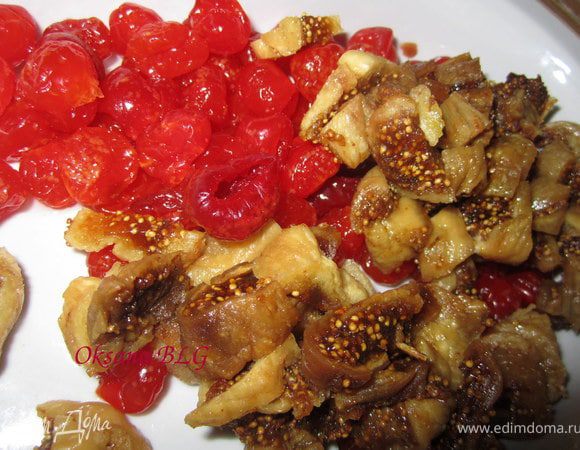 Если инжир сильно сухой, лучше предварительно его залить горячей водой и дать постоять 5-10 минут.
Затем нарезать кусочками.
Орехи измельчить в среднюю крошку.