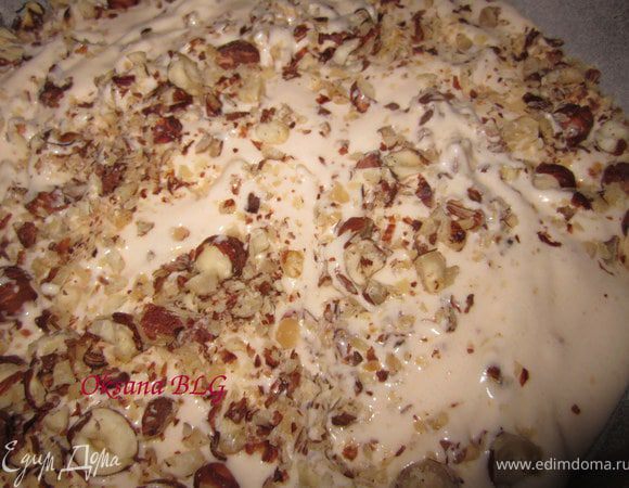 Выложить тесто в подготовленную форму. Сверху посыпать орешки. Выпекать 25-30 минут.