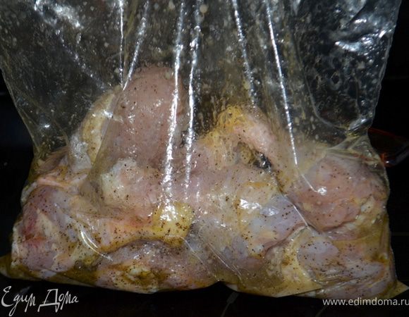 В большом пластиковом пакете скомбинировать лимон.сок и олив.масло, соль и перец, добавить кусочки курицы (у меня ножки куриные). Все хорошенько смешать, чтоб кусочки были покрыты маринадом. На 2 часа в холодильник или один день.
