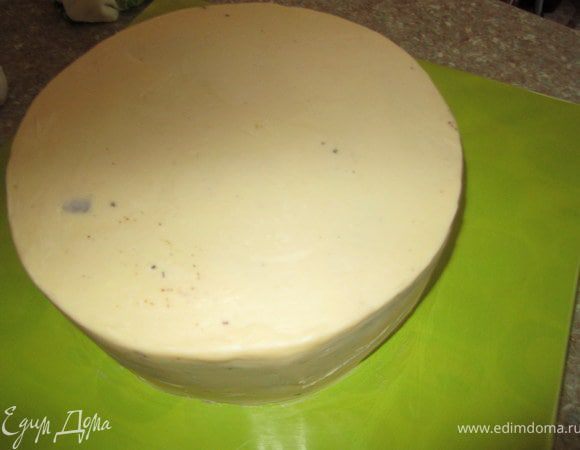 Приготовить масляный крем. Покрыть и выровнять торт.