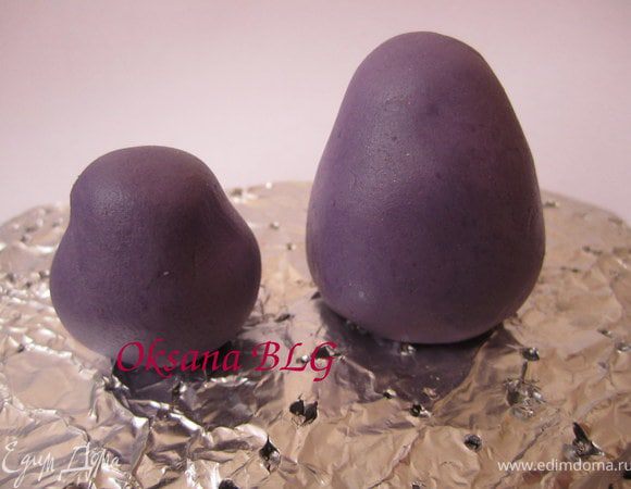 Для украшения. Лунтик. Из сиреневой мастики сделать два грушеобразных кусочка.