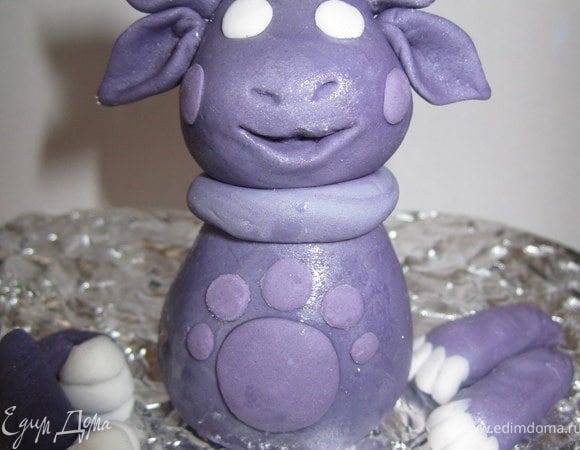 Из белой мастики сделать лапки и глазки.