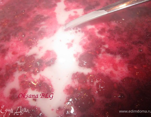 Добавить к малине, дать закипеть. Снять с огня, оставить остывать.