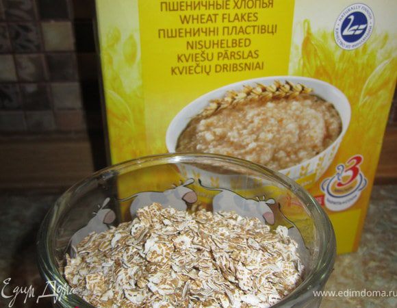 Пшеничные хлопья измельчить в блендере или кофемолке.