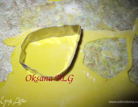 Для подсолнуха. Из желтой мастики вырезать большие листики. Изогнуть, положить на фольгу сохнуть.