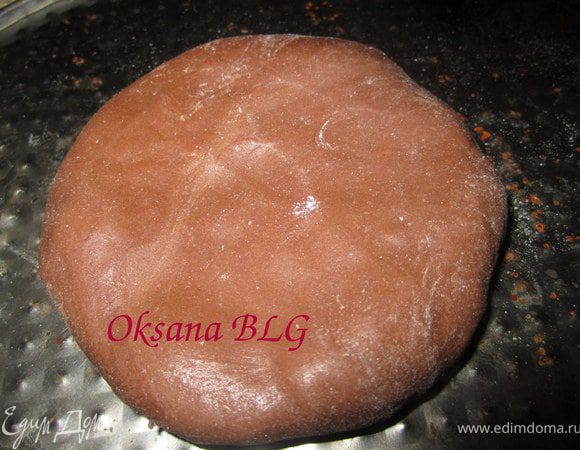 Из шоколадной мастики сделать серединку подсолнуха.