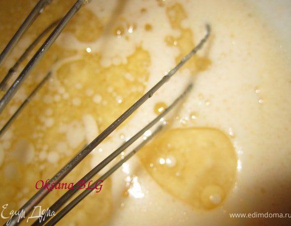 Добавить молоко, растительное масло.