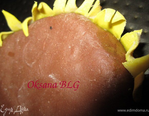 Прикрепить листики к серединки цветка, немного смочив кончики водой.