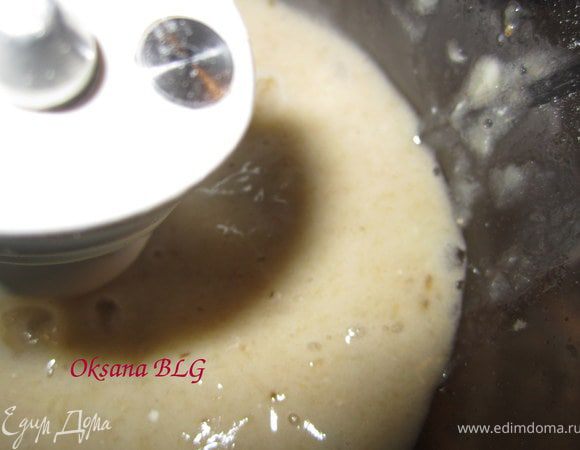 Банан перетереть вилкой или взбить в блендере, добавить в молочно-яичную смесь.