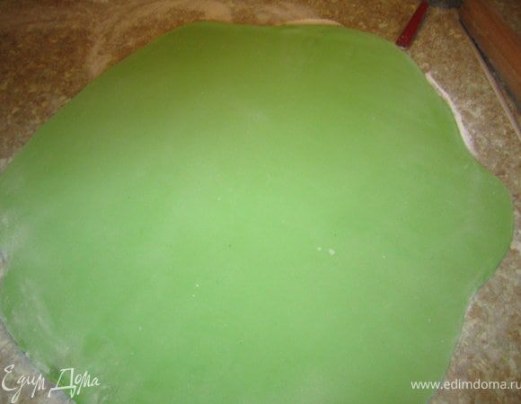 Раскатать зеленую мастику.