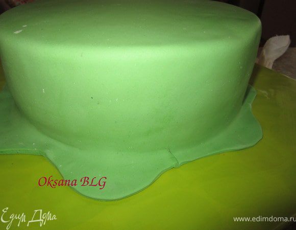 Покрыть торт. Краешек можно фигурно обрезать.