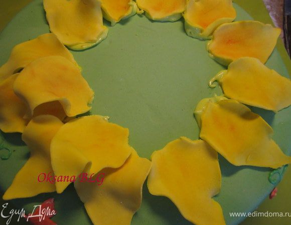 На торт нанести немного айсинга. Прикрепить большие листики.