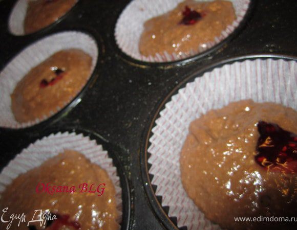 Выложить тесто, с помощью шприца добавить малиновую начинку.