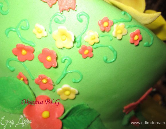 Добавить маленькие цветочки и бабочки.