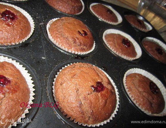 Выпекать 15-20 минут. При температуре 180 градусов. Готовность проверить деревянной шпажкой, она должна быть сухой.