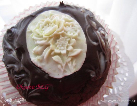 Мне недавно повезло, случайно купила трафаретик для шоколада и мастики, и смола сделать вот такие украшения.