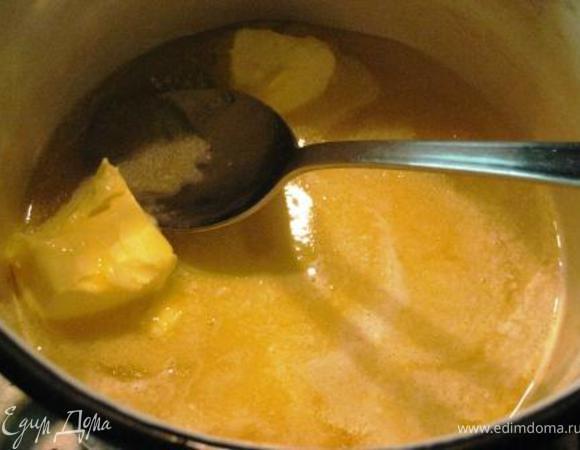 Положить в кастрюлю масло, сахар и мед, соль, довести до кипения, помешивая.