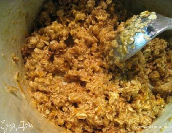 Добавить ликер\сок, цедру и хлопья. Размешать. 