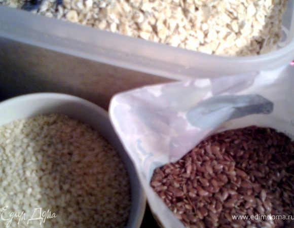 Семена льна содержат льняное масло,которое очень полезно для женского организма!А от сезама вообще трудно оторваться...