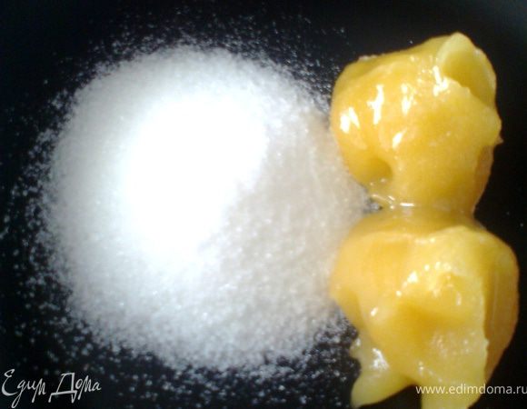 Растопить на небольшом огне на сковороде 2ст.л.сахара и 2ст.л.мёда.