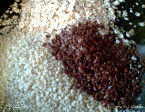 Всыпать овсянку и семечки.