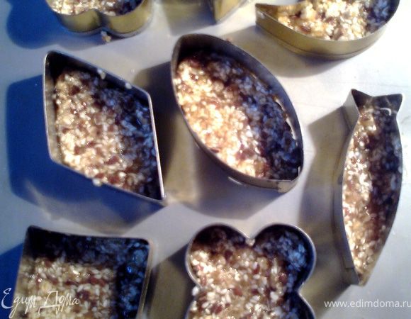 ...и сразу распределять по смазанным маслом формочкам(дно тарелки тоже смазать)